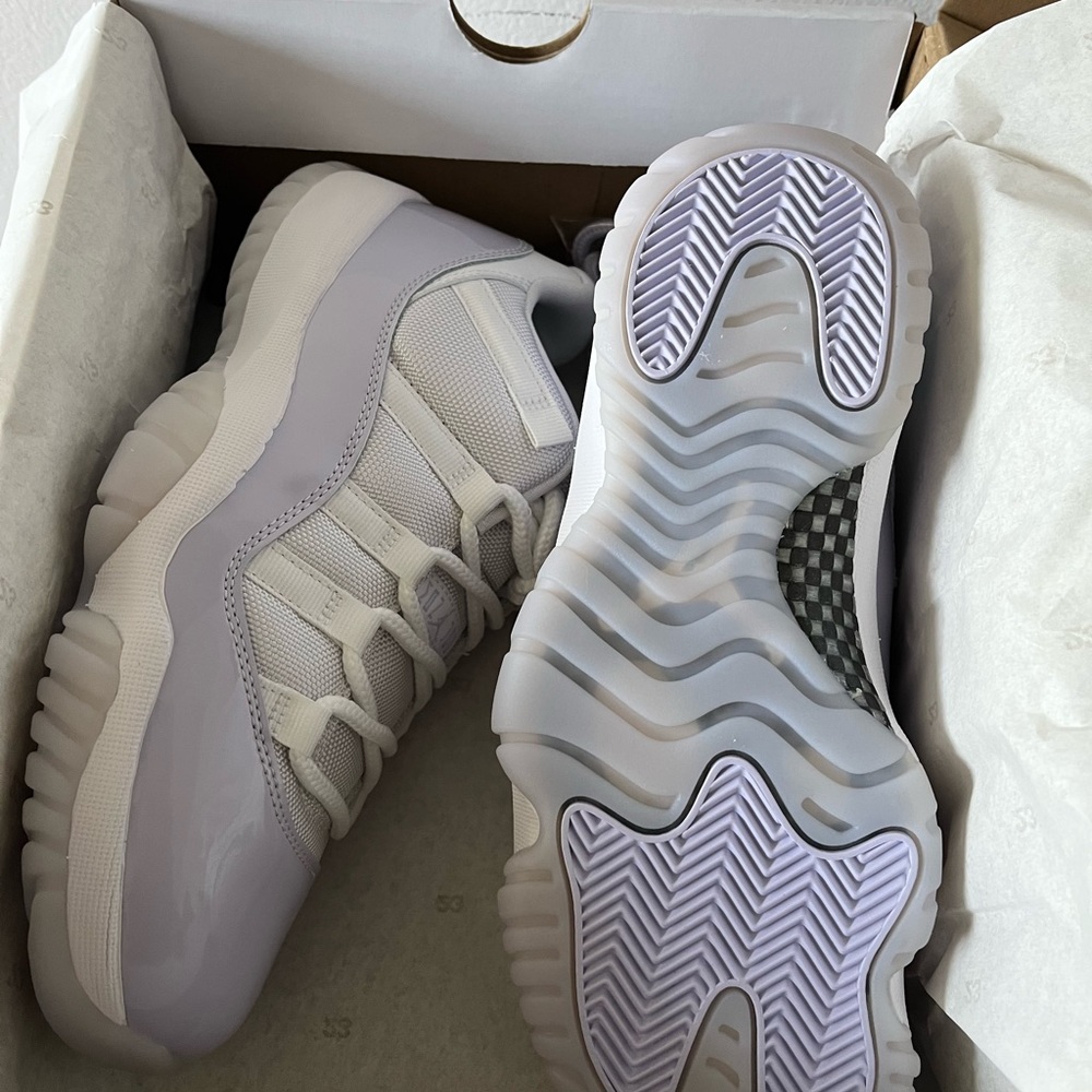 Women Jordan 11’s